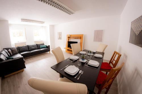 Schwarzenbruck Apartamento | Yello Homes - großes Apartment - Am Waldrand, 15 min bis Nürnberg Messe, für 8 Personen, 2 WC's