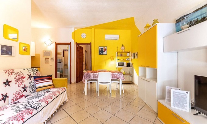 Santa Margherita di Pula Apartamento | Yellow House with garden, 130 meters from the beach