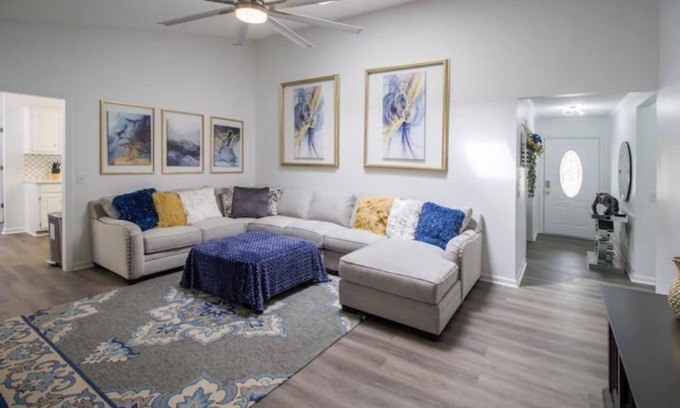 Hinesville Casa | Yellow Door Lodge!