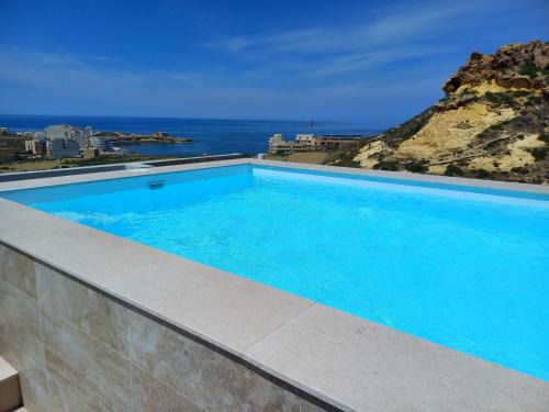 Marsalforn Apartamento | Yellow Hill Penthouse
