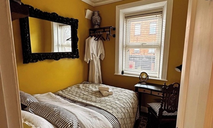 Broadstone Cabina | Yellow room - at The Royal Lodge Dublin