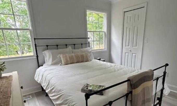 Wilmington Casa | Yellow Swann-7 min walk to Live Oak Pavillion, Downtown