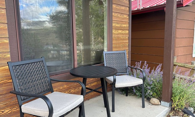 Gardiner Apartamento | Yellowstone River Hideaway - 1/4 Mile from Yellowstone NP - 1BR Renovated Apartment - Surrounded by Mountains & Overlooking the Canyon