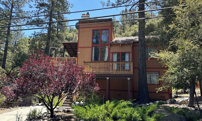Pine Mountain Club Cabina | Yellowstone Cabin Retreat/3 BR Retreat w/Stunning Deck Views