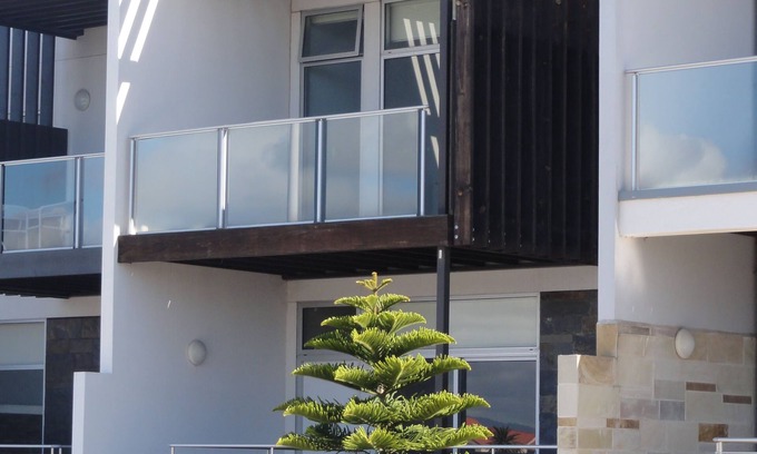New Port Casa | Yeltu: 3 habitaciones, 2 baños Casa frente al mar