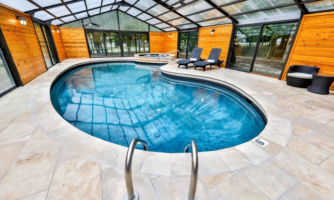 Tobyhanna Casa | Sí, su propia piscina interior climatizada privada.