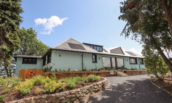 Bangor Casa | YNYS FAELOG, pet friendly, country holiday cottage in Menai Bridge