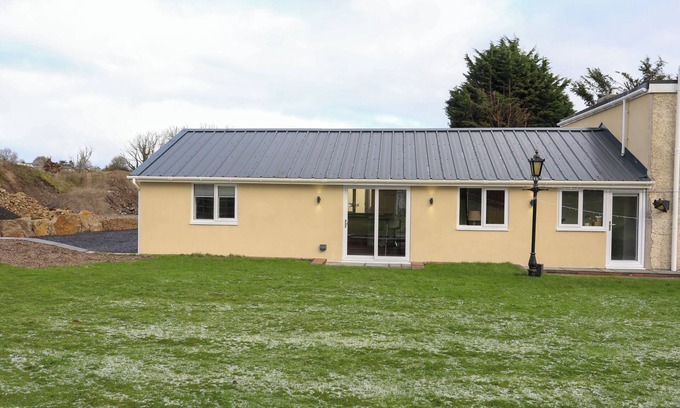 Elim Cabaña | YNYS UCHAF, pet friendly, with a garden in Benllech