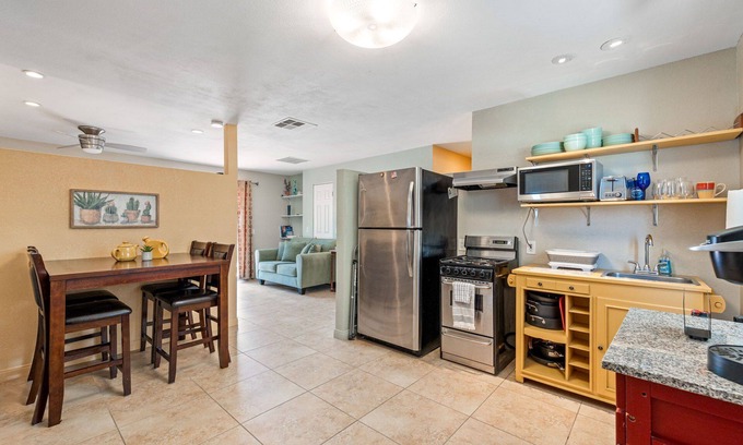 Racquet Club West Apartamento | Yorba Casita