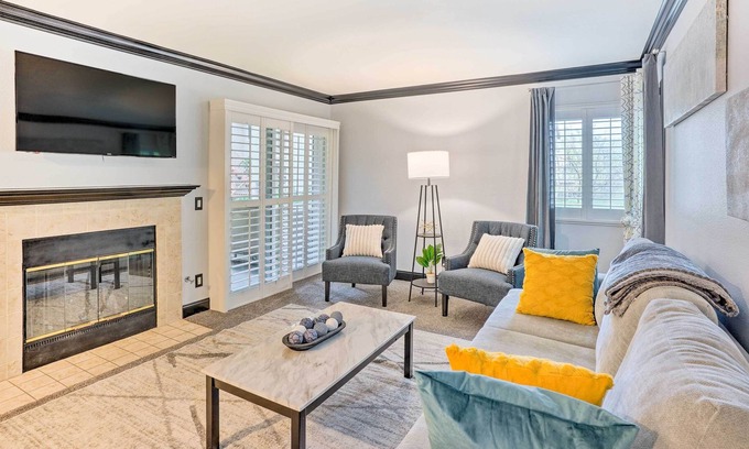 Yorba Linda Condominio | Yorba Linda Condo - Community Pool, Fireplace