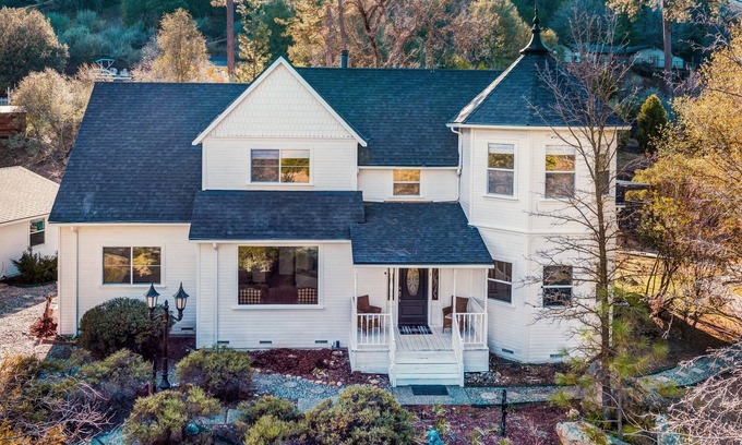 Oakhurst Casa | Yosemite Country House sleeps 20 w/ hot tub, firepit, bonus studio!
