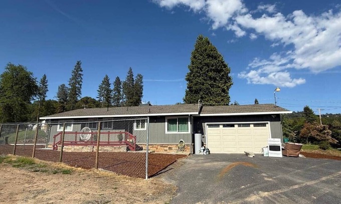 Mono Vista Casa | Yosemite Fun * Pickleball, Pool, Hot tub, Gameroom