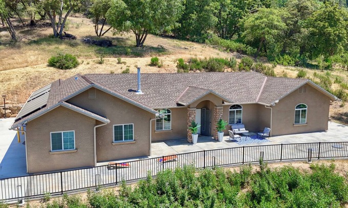 Ahwahnee Villa | Yosemite Villa Near Bass Lake, Oakhurst, Mariposa with HotTub, Games, EV Charger