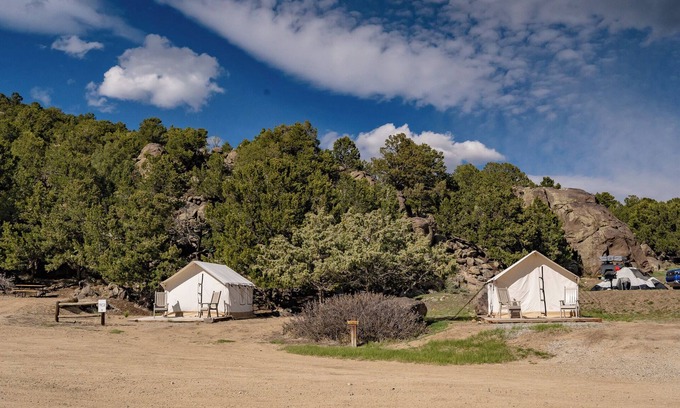 Buena Vista Cabina | You don’t have to be a nature aficionado to enjoy glamping! Make memories in the great outdoors. Sleeps 2 in queen bed. Site includes a picnic table and outdoor fire pit.