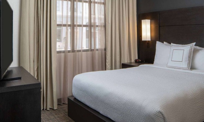 Arts/Warehouse District Complejo | You Found it! Spacious Suite with Full Kitchen and Free Breakfast, Outdoor Pool!