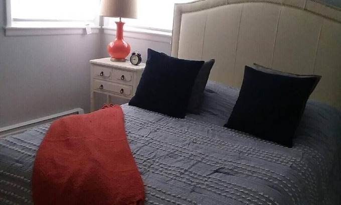 Berwyn Apartamento | ¡Tu amarás! Espacioso, limpio, remodelado, 2 dormitorios, estacionamiento, moneda W / D, ropa de cama