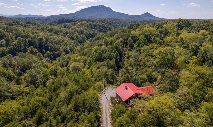 Sevierville Cabaña | You’ll Need Your Poker Face For This Game Room