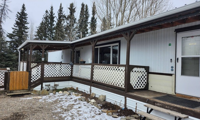 Hinton Casa | Your adventure starts here!Cozy home,near the rockies! Sleeps 10.