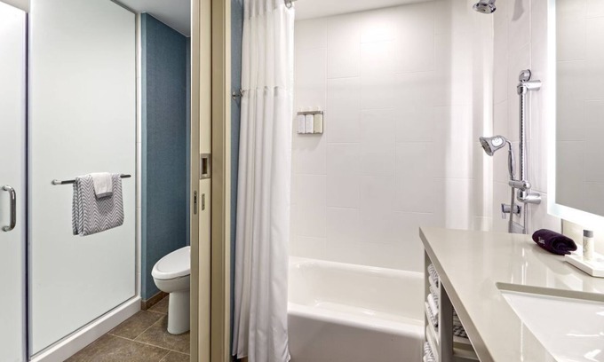 Anaheim Resort Complejo | Your Authentic Adventure Awaits! 4 Modern Units, Onsite Dining, Outdoor Pool!