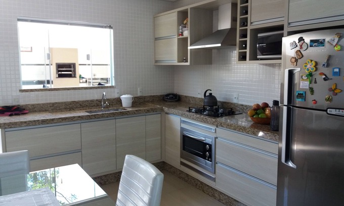Mariscal Casa | Su casa en la playa. Ambientes ventilados para atender mejor.