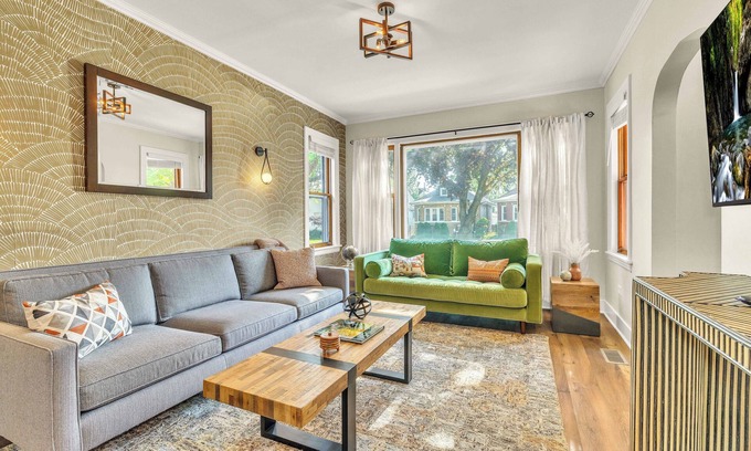 Brookfield Casa | Sleep10 + Brew Bar + Game RM + Walk2Train to CHI + Pets + 1 MI to Brookfield Zoo