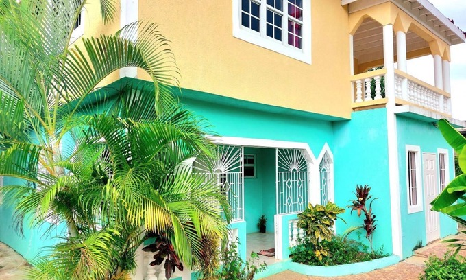 Orange Bay Villa | Your colorful Villa Anita in Orange Bay, JA. A place for families and friends.
