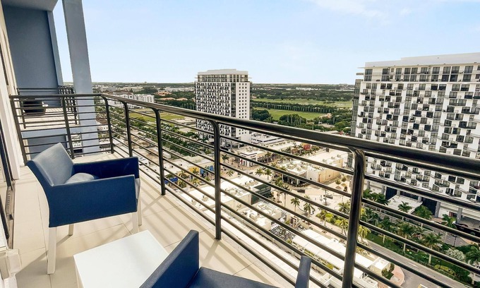 Doral Condominio | Your Doral Oasis: Spacious Comfort