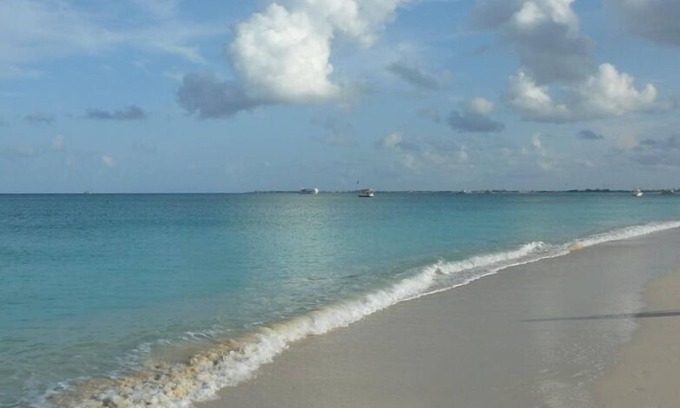 Seven Mile Beach Condominio | ¡Sus vacaciones soñadas son asequibles! 2BR-2bath Oceanfront Condo ¡Descuento por temporada!