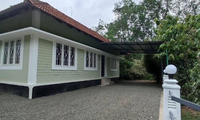 Devikolam Casa | “Your Family’s Perfect Getaway by the Riverside!”