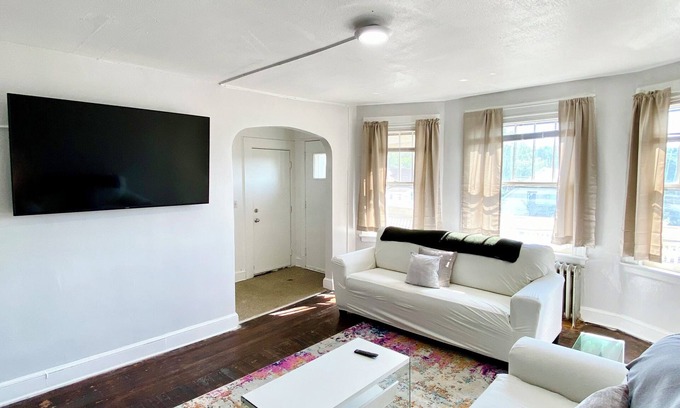 Waterbury Apartamento | Your Fully Equipped Travel Space. Parking. Spacious. Close to Highways.