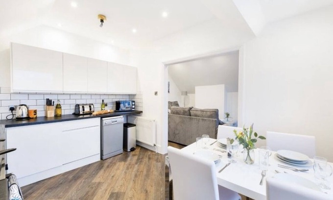 Cheadle Apartamento | Your Gateway to Comfort: Relocators & Contractors' Haven Near the Airport