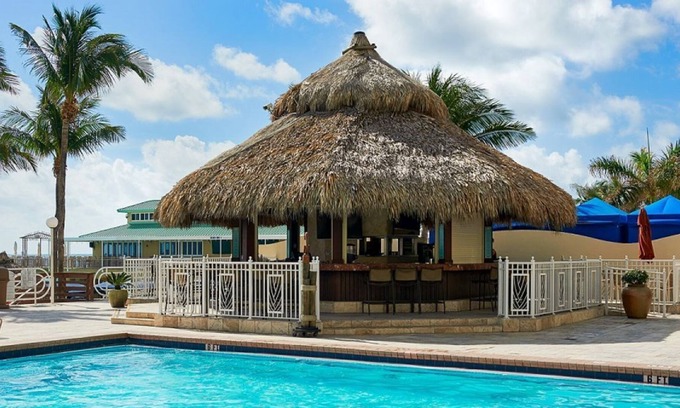 Sunny Isles Beach Complejo | Your Gateway to Relaxation! Private Beach Access + Outdoor Pool