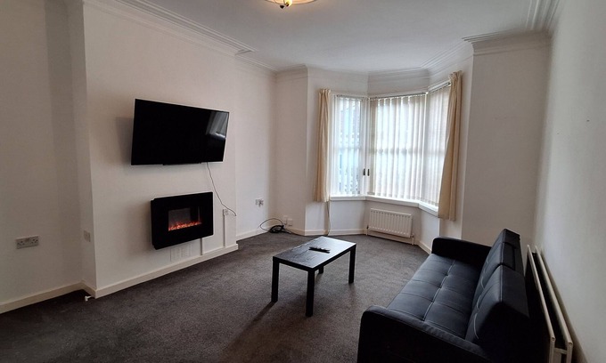 Gateshead Casa | Your Home Away From Home: A Spacious Gateshead Retreat for a Grand Getaway.