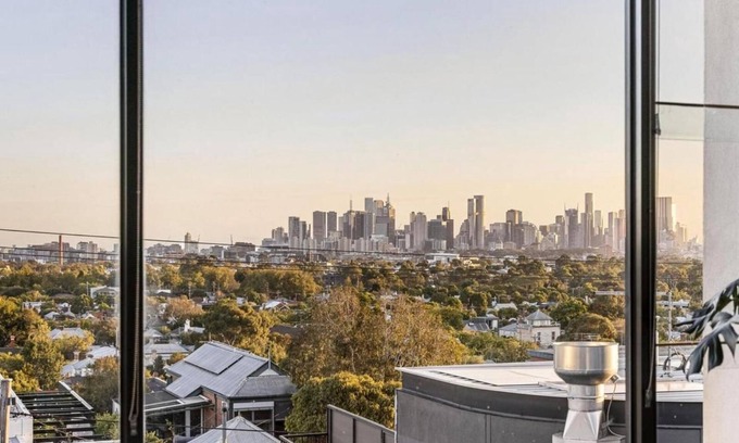 Northcote Casa | Your home away from home! Just 50m from the World's Coolest Street.
