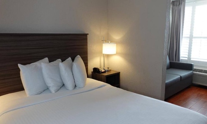 June Park Casa | Your Home Away From Home! Free Breakfast, Free Parking, Pool!