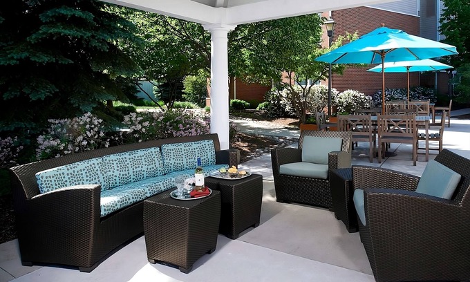Waukegan Apartamento | Your Home Away From Home! Outdoor Pool, Pets Allowed, Near Lindholm Park!