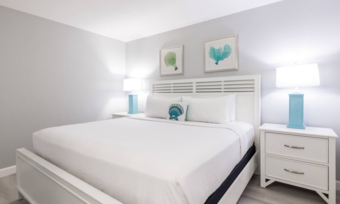 Captiva Apartamento | Your Home Away From Home! Restaurant, Free Parking, Kids Pool w/ Water Slides