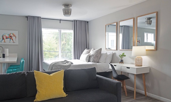 Neartown Casa | Your Keys to Montrose! Sleeps 48/12BR/12BA/9PA