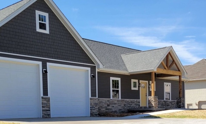 Bronston Casa | YOUR LAKE ESCAPE AWAITS...walk to Boat Ramp...sleeps 12, with plenty of parking