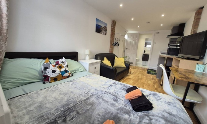 Edmonton Apartamento | Your London Escape - Cosy Studio w parking