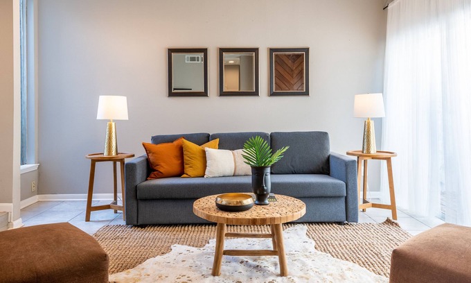 Neartown Casa | Your Montrose Collective! Sleeps 24, 12BR/7.5BA, 6PA