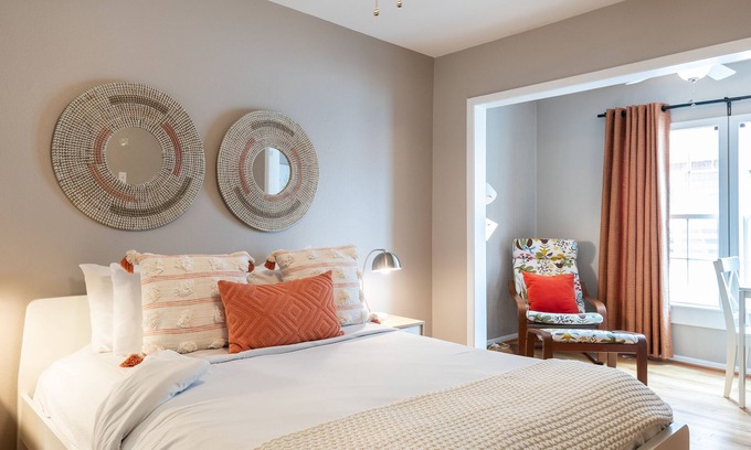 Neartown Casa | Your Montrose Collective! Sleeps 26/13BR/8.5BA/7PA