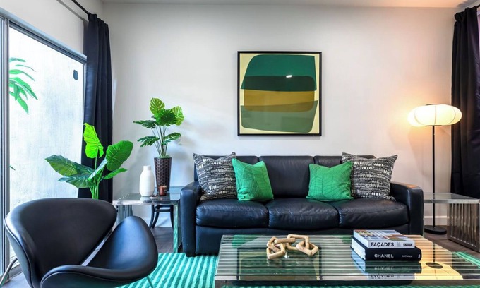 Neartown Casa | Your Montrose Collective! Sleeps 30/15BR/11BA/9PA ★★★★★