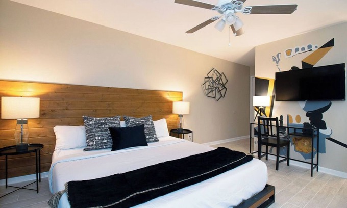Neartown Apartamento | Your Montrose Marshal! Sleeps 18, 9BR, 9BA, 9PA