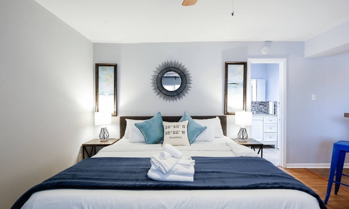 Hyde Park Apartamento | Your Montrose Studios! Sleeps 30/15BR/15BA/15PA