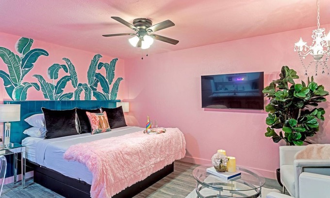 Hyde Park Apartamento | Your Montrose Studios! Sleeps 28/14BR/14BA/7PA