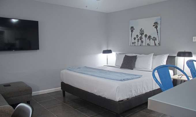 Hyde Park Apartamento | Your Montrose Studios! Sleeps 32/16BR/16BA/16PA