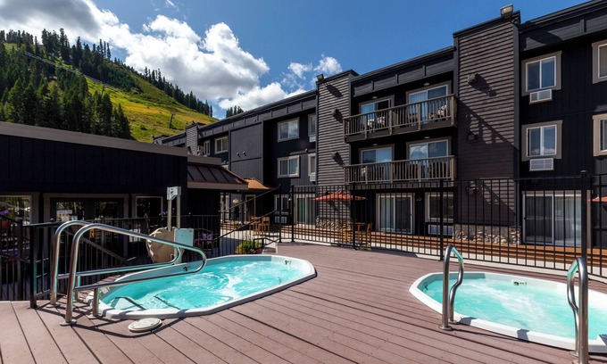 Olympic Valley Apartamento | Your Mountain Hideaway! Free Parking, Outdoor Spa Tub, Full Kitchen!