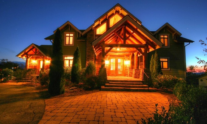 Boone Cabina | 5BR Luxury Mtn Home, vistas, 2 suites King, jacuzzi, fogata, ubicación conveniente.