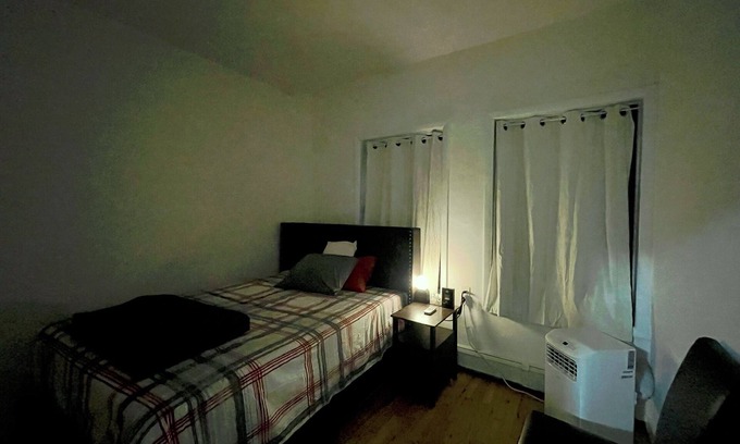 Queens Apartamento | Your new NYC home: Peaceful room for rent in the heart of Astoria.